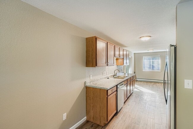 Building Photo - 4 Bed 2.5 Bath Duplex with Private Fenced ...