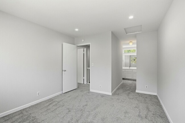 Building Photo - Updated 2BR/2BA Townhome w/ Private Yard, Garage & Laundry