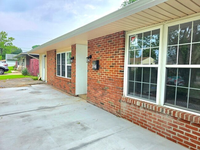 Building Photo - 127 Kenmar Dr