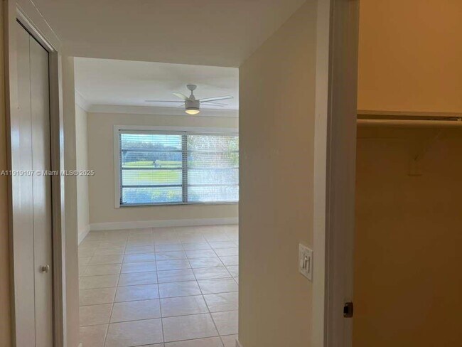 Building Photo - 2950 N Palm Aire Dr