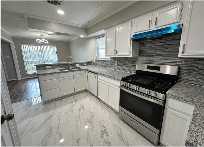 Building Photo - 3023 Mosby Dr