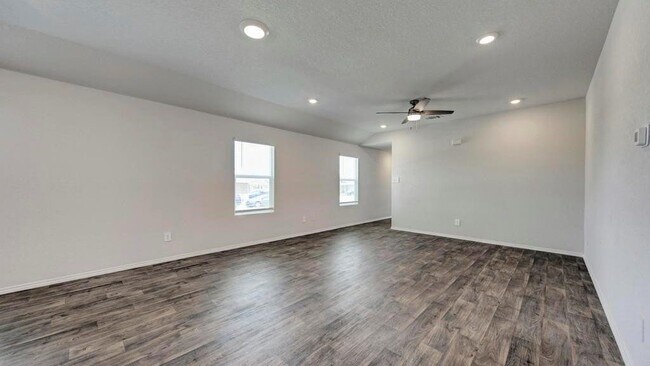 Building Photo - 105 Calgary Ln
