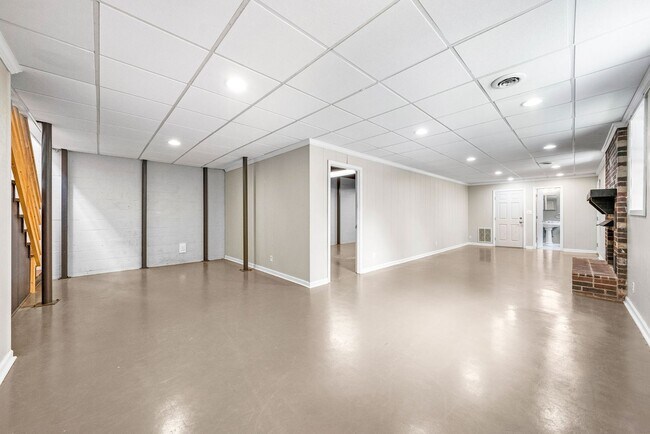 Building Photo - Pet Friendly Three Bedroom with Basement!