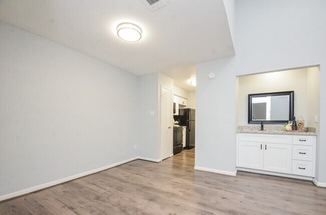 Building Photo - 5711 Sugar Hill Dr