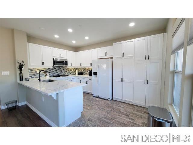 Building Photo - 2476 Fallbrook Pl