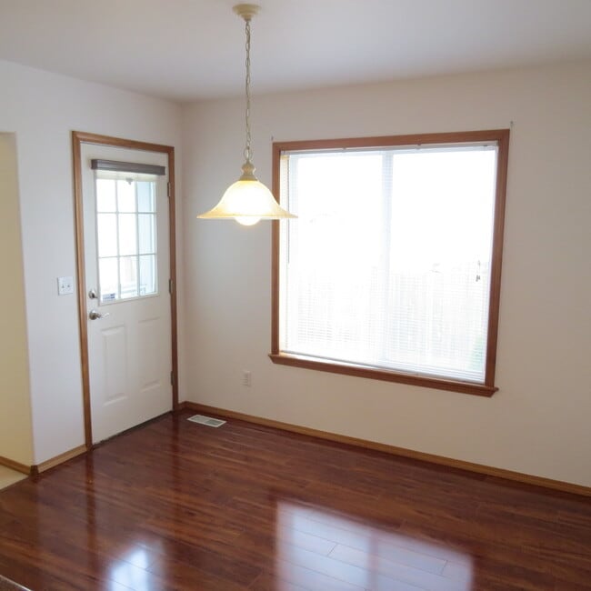 Building Photo - Beautiful 3 Bedroom, 2.5 Bathroom Home on ...