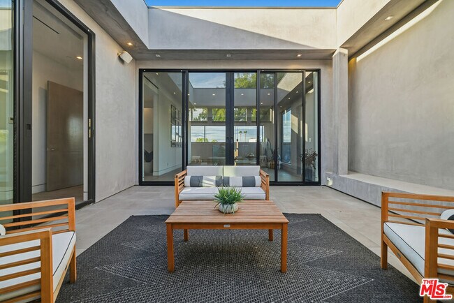 Building Photo - 5365 Vanalden Ave