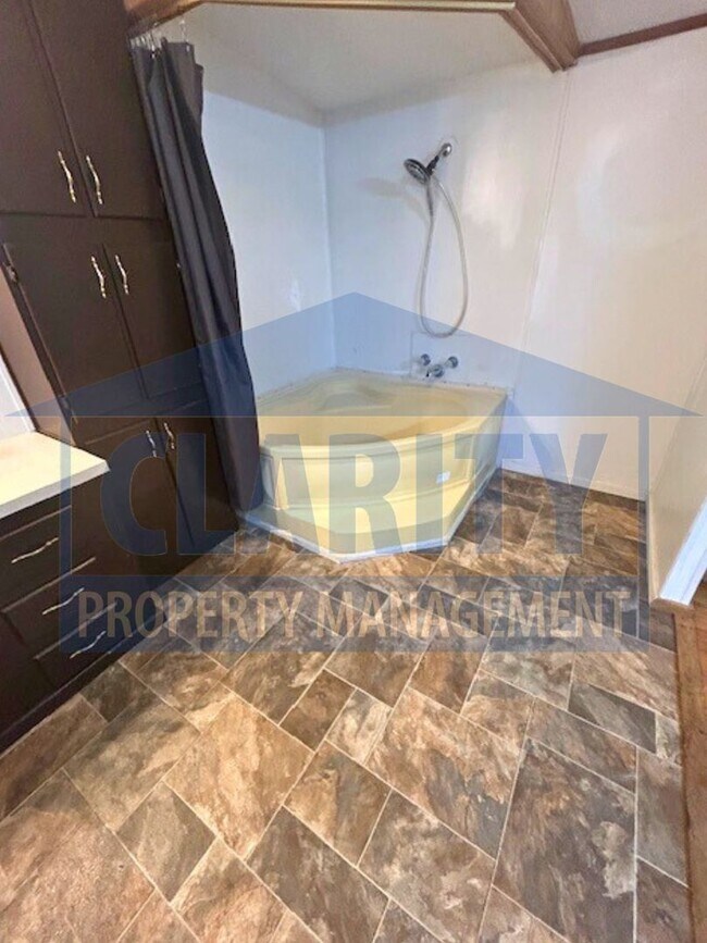 Building Photo - Three bedroom single level home!