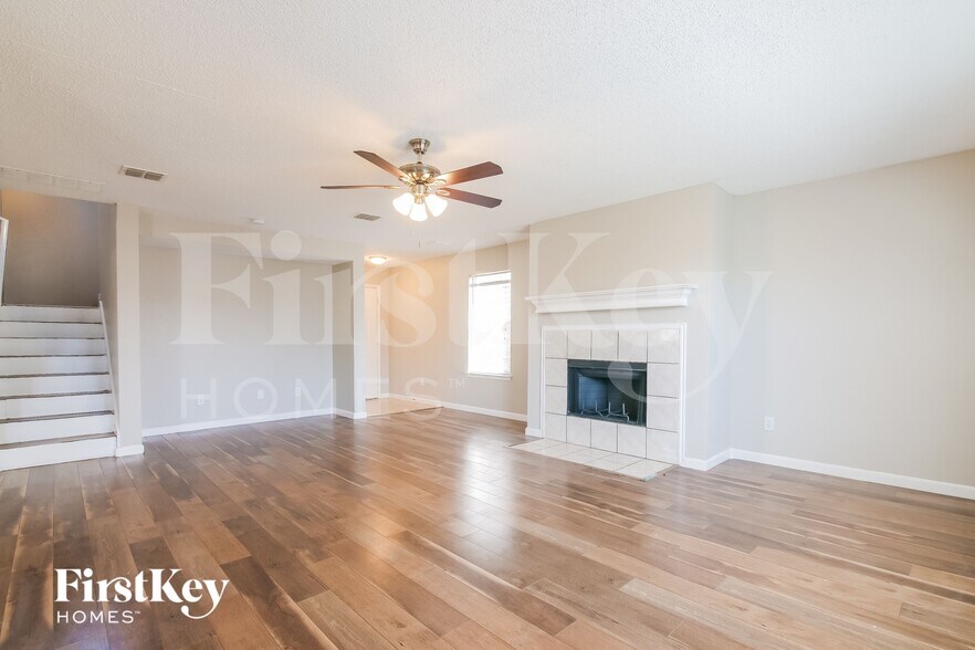 Building Photo - 916 Simi Dr