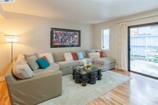 Building Photo - COMING SOON! | $3290 / 3 BR - GORGEOUS NEWARK TOWNHOME