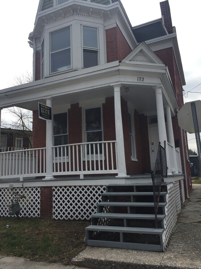 Building Photo - 5 Bedroom, 1 Bath, Parking-York City SD