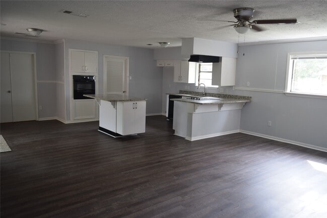 Building Photo - 9902 Tolman St