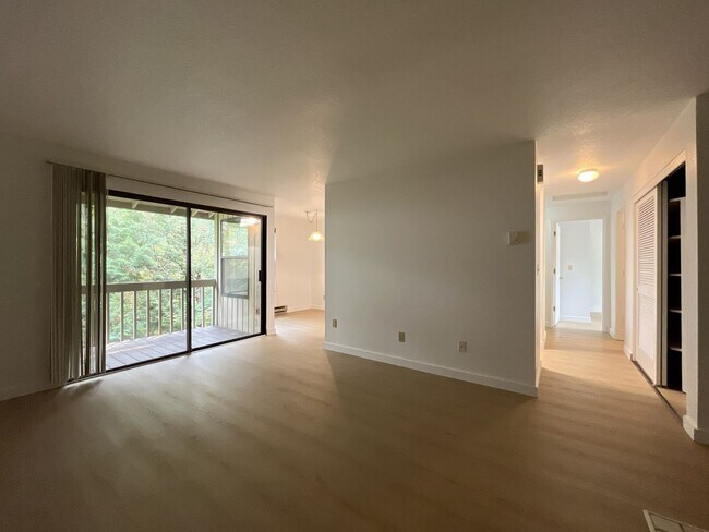 Building Photo - Beautiful Upper-Level Condo in the Heart of Multnomah Village with Private Covered Balcony and In...
