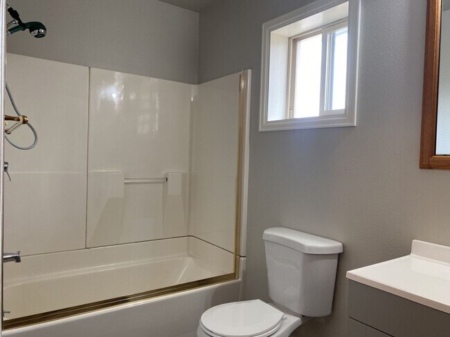 Building Photo - 2 Bedroom 2 Bath Townhome w/ large 2 car garage - Freshly remodeled - Available Now