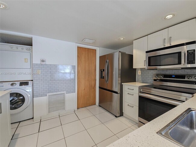 Building Photo - 1341 SW 124th Ct