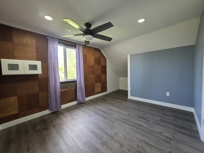 Building Photo - 1060-KE1060 15th St NE