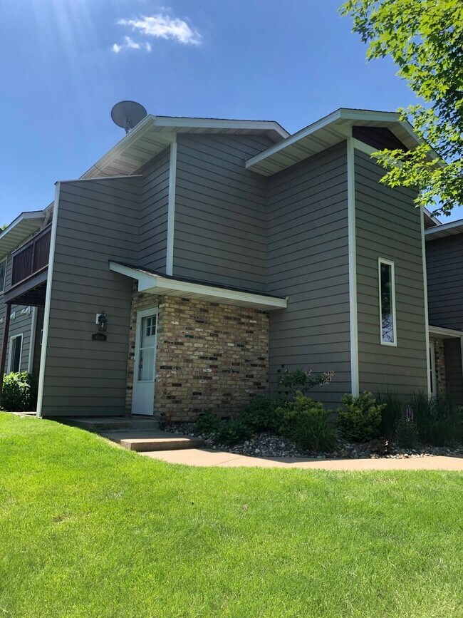 Building Photo - Main Floor Condo Available September 1, Up...