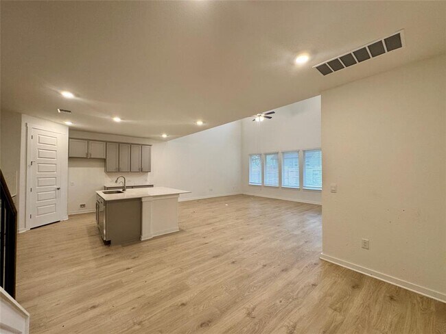 Building Photo - 2320 Magnolia Hl Dr