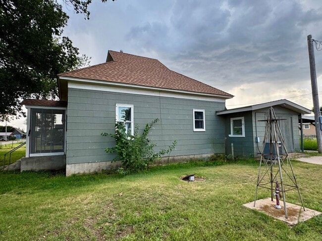Building Photo - Located in the heart of Buffalo, OK!