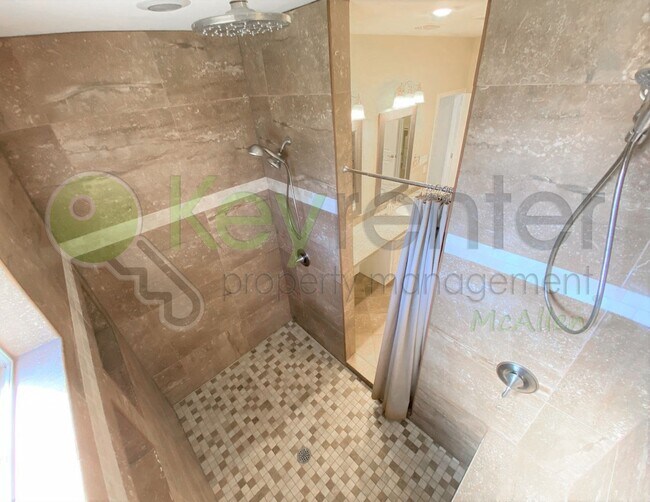 Building Photo - Beautiful 4 Bedroom- 3.5 Bathroom Home in Alamo, TX