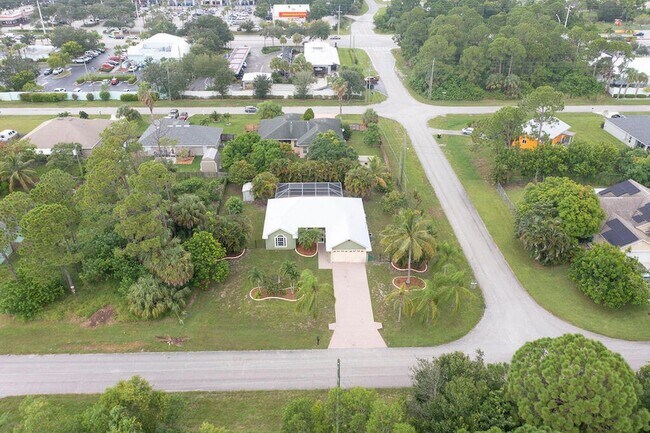 Building Photo - 2741 SW Pierson Rd