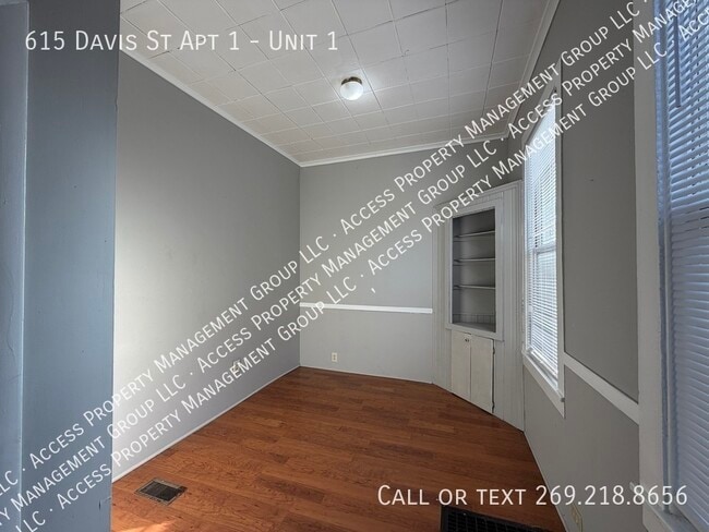 Building Photo - 615 Davis St