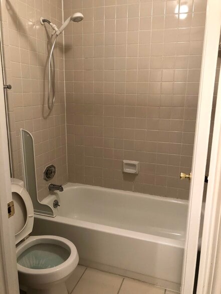 master bath - 6701 Dickens Ferry Rd