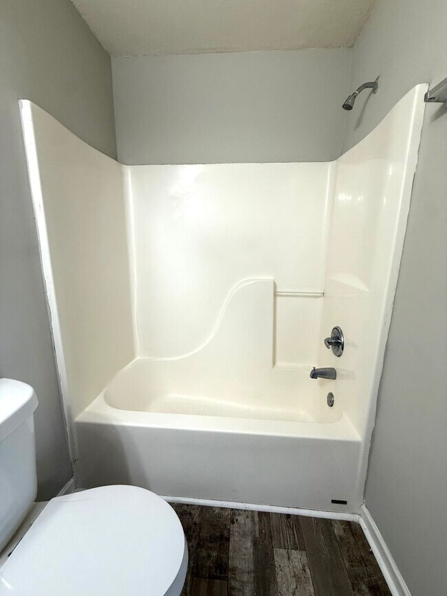 Building Photo - 2 bed 2 bath townhome