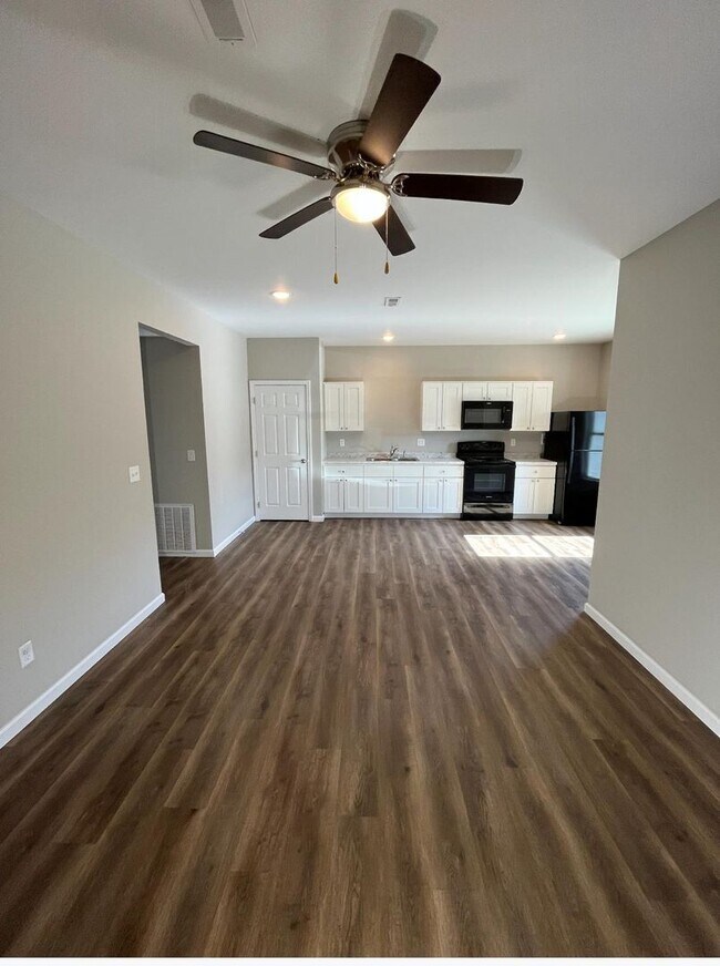 Building Photo - 2 Bedroom, 1 Bath apartment