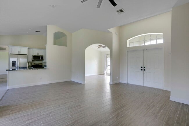Building Photo - 2652 SW 29th Ave