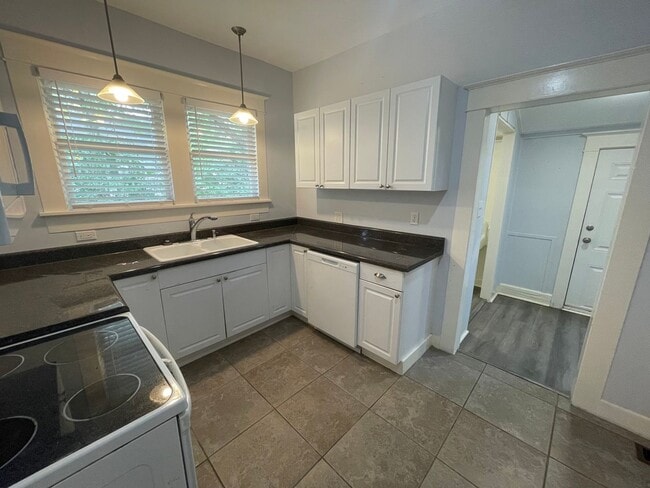 Building Photo - Nice 2/1 House in Old East Rome- $1,295