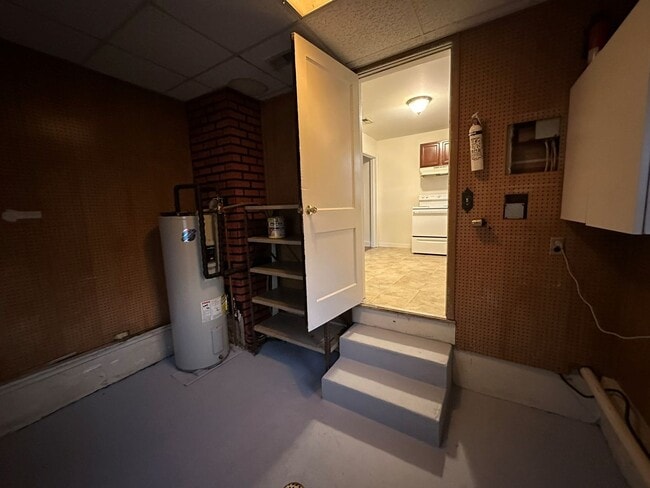 Building Photo - Rancher with Large Back Yard!