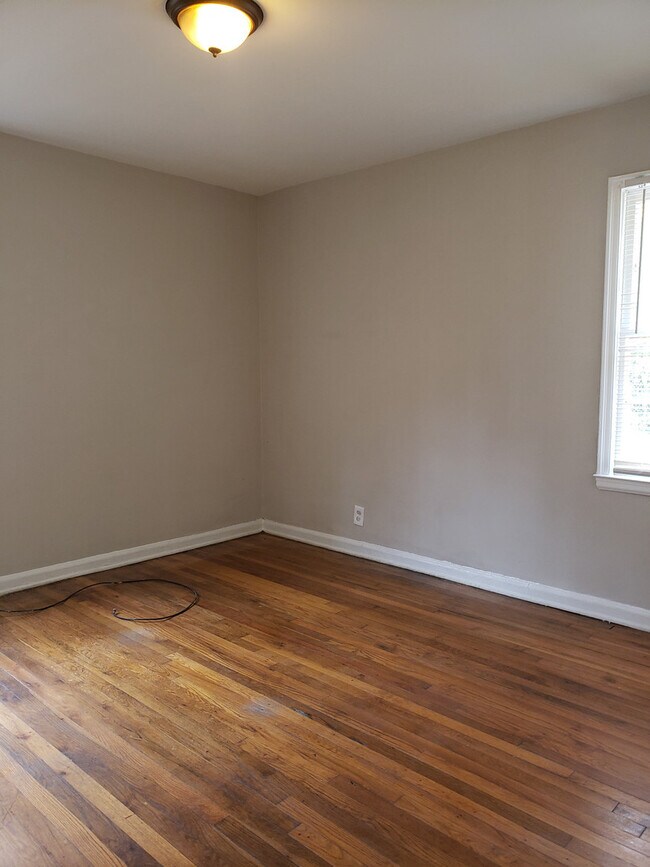 Building Photo - 3 Bedroom Westwood Terrace Bungalow (Sorry, No Section 8)