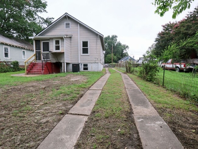 Building Photo - Affordable 2BR Home with Recent Updates – ...