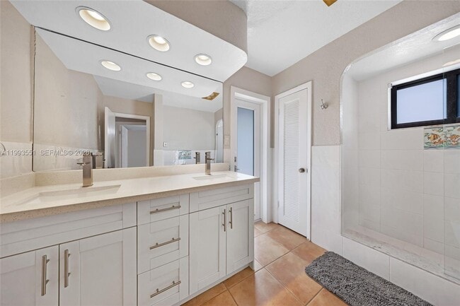 Building Photo - 2752 NE 3rd St