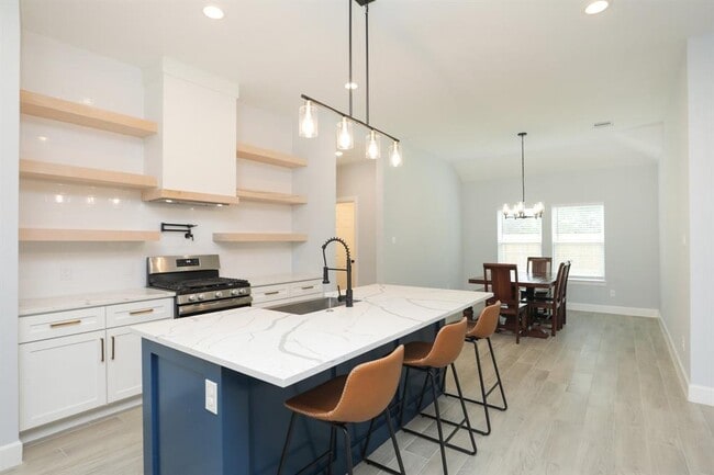 Building Photo - 322 S Amherst Dr
