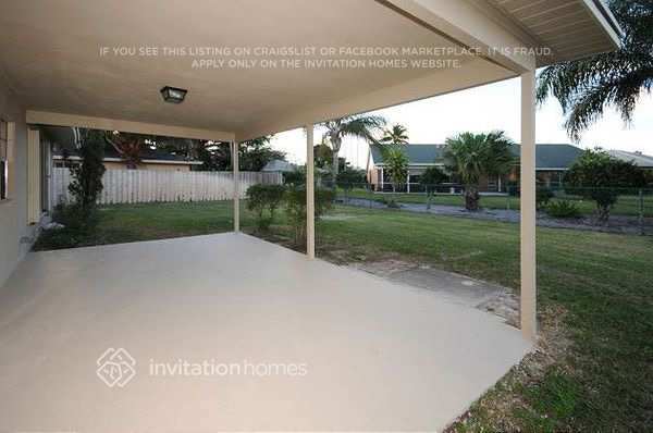 Building Photo - 1132 Essex Dr