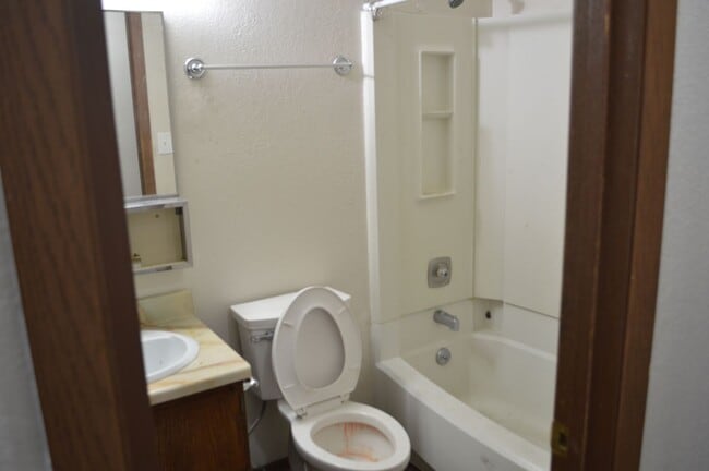 Building Photo - Centrally Located! Cute & Cozy 1 Bedroom 1 Bath