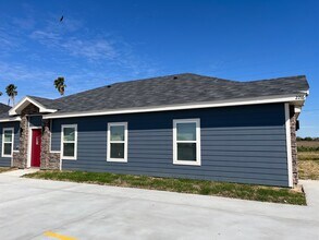 Building Photo - 2216 E Valley Cir