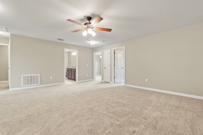 Building Photo - MOVE IN SPECIAL- 4/2.5 Town Home w/ Loft a...