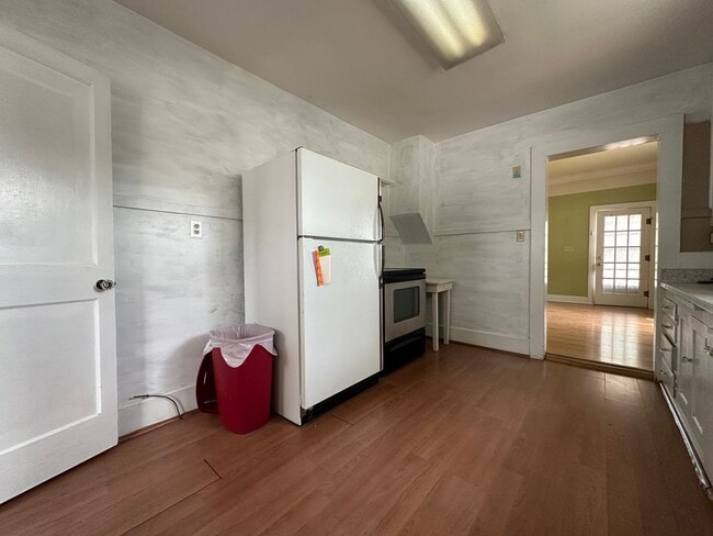 Building Photo - 2bed, 1bath 1,186sq.ft. home with large de...