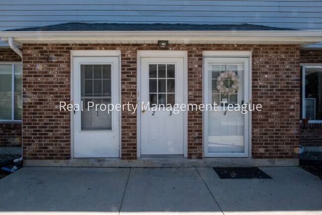 Building Photo - Pine Lane 32 B