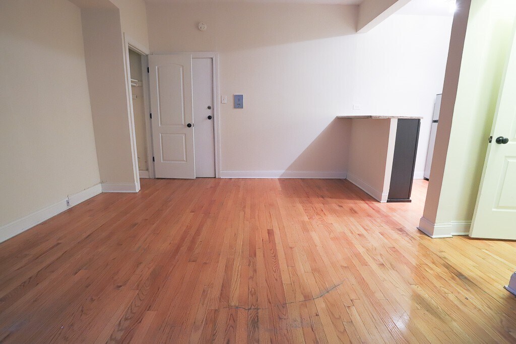 Building Photo - 4614 N Paulina St