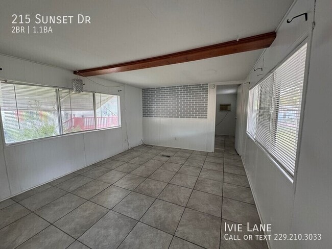 Building Photo - 215 Sunset Dr