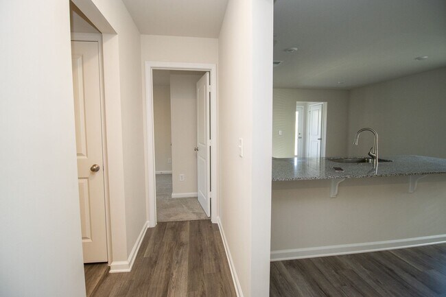 Building Photo - 410 Middlebury Ln