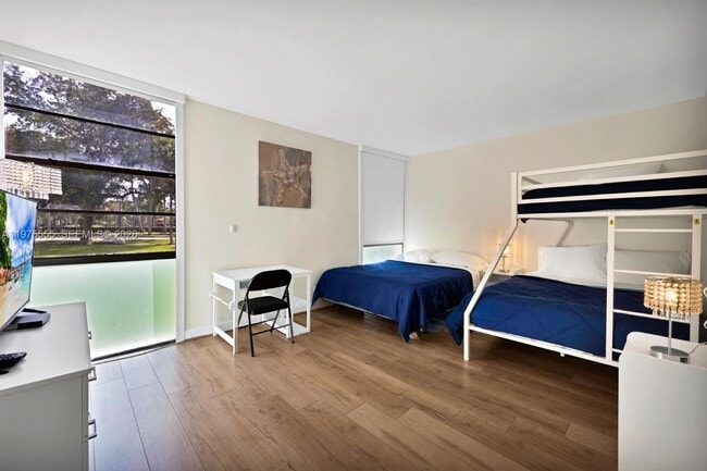 Building Photo - 3101 N Country Club Dr