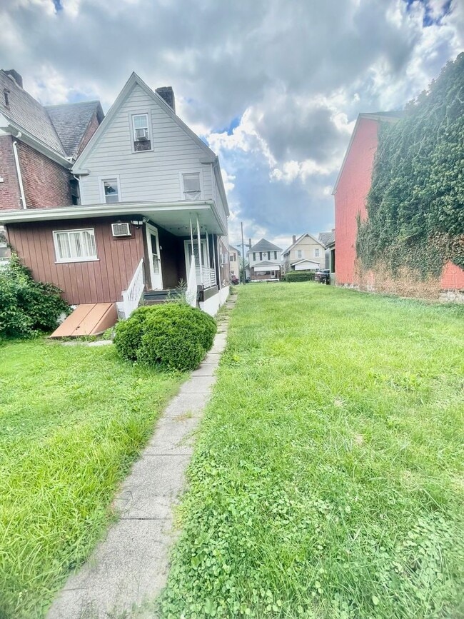 Building Photo - 4 bedroom. 1.5 Bath- Turtle Creek Pa