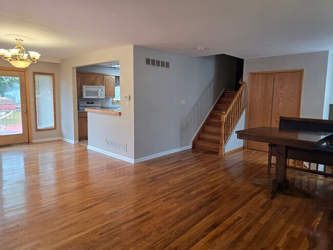 Building Photo - 812 Leeds Ln