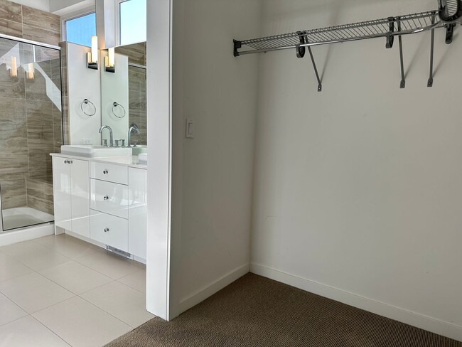 Building Photo - Stunning Central District Townhome