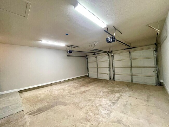 Building Photo - 703 Twin Oak Trail